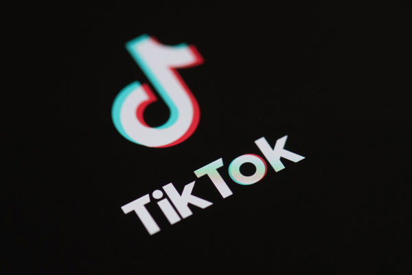 微软因为白宫方面的问题，暂时叫停收购TikTok的交易。