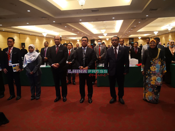 出席研讨会的州行政议员与职要。右起拉蒂芭、依德利斯哈仑、苏莱曼、哈欣哈山等。