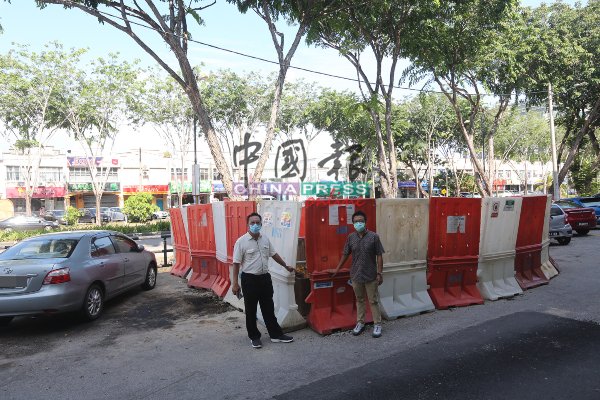 叶汉良（左起）与李春源指地下排污工程影响30个泊车格。