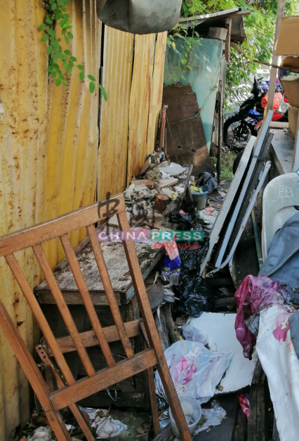 垃圾没清理，留在后巷，破坏环境的卫生与影响市容的美观。
