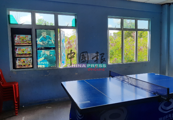 乒乓训练中心设于3楼，不过也曾有野猴站在窗户上。