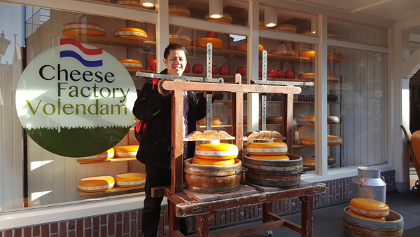 荷兰为乳酪王国，乳酪的口味和制成品多不胜数，在沃伦丹，当然也不能错过走进乳酪工厂见证乳酪“诞生”过程的机会。