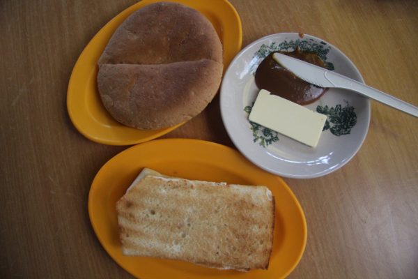 自制的加椰、海南面包或麦片面包（圆形面包）加上纽西兰进口牛油，以及生熟蛋配砂拉越胡椒粉，是早餐人气组合。