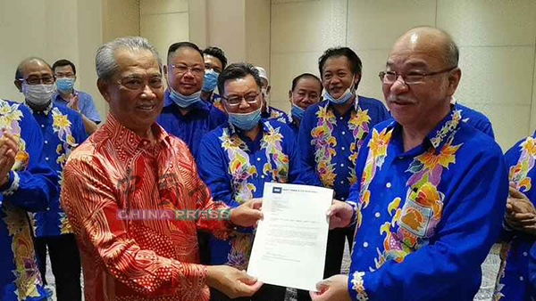 慕尤丁（左）把国盟接受沙巴进步党加盟的信函，移交给杨德利。