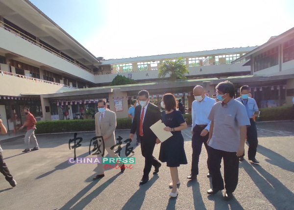 古乃光（右起）、陈如松、何秀铃，陪同苏莱曼巡视学校。左为莫哈末阿占。