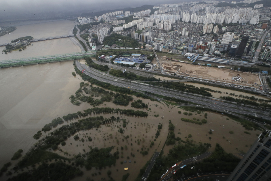 首尔汉江因为暴雨引发洪水泛滥，淹没了汉江公园和部分公路。（美联社）