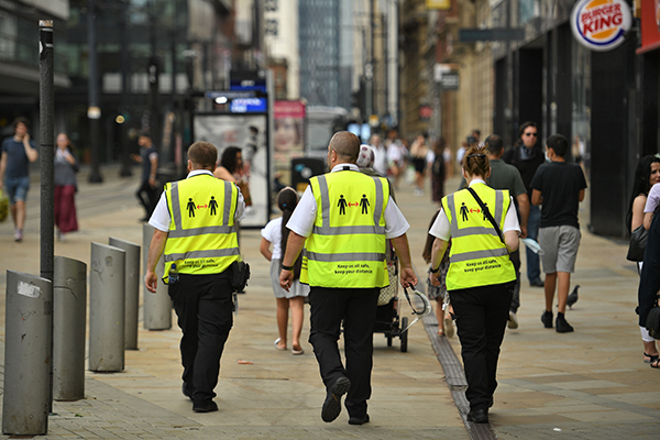 上周五在曼彻斯特，铁路员工的荧光外套也在提醒人们保持社交距离。
