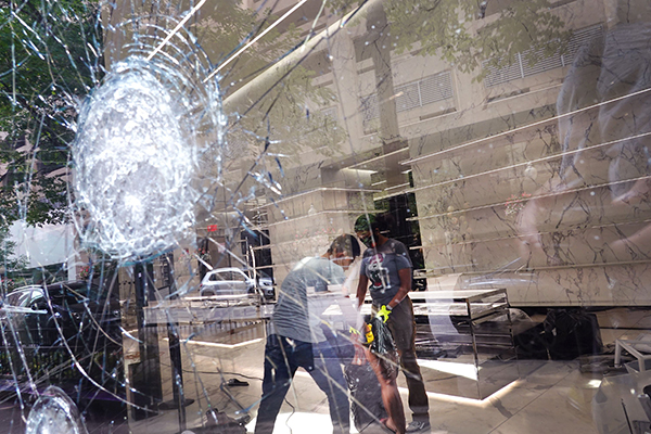 多家商户的玻璃在暴动中被砸。
