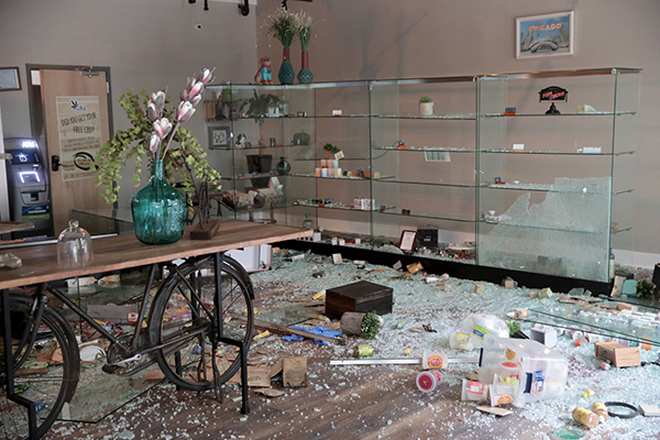 多家商户的玻璃在暴动中被砸。