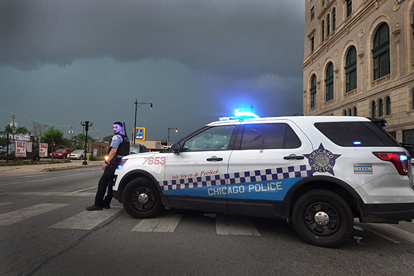 芝加哥警方派赶往当地维持秩序。