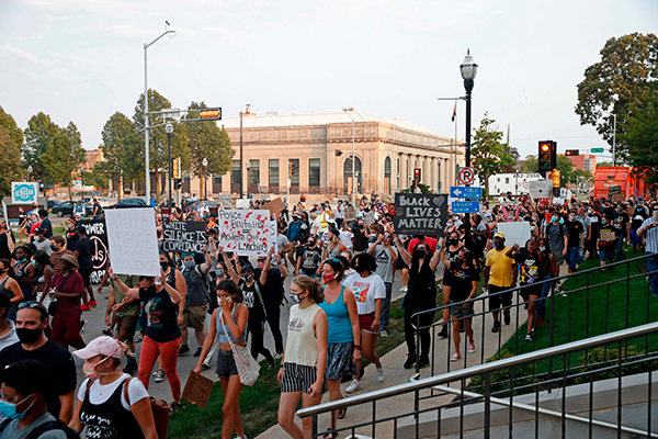 民众群聚示威抗议。