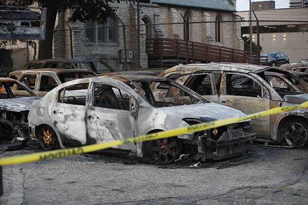 事发后，暴徒大肆破坏，该市多辆汽车被焚毁。
