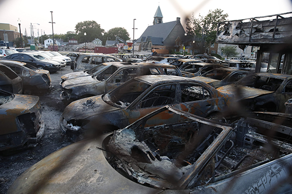 事发后，暴徒大肆破坏，该市多辆汽车被焚毁。