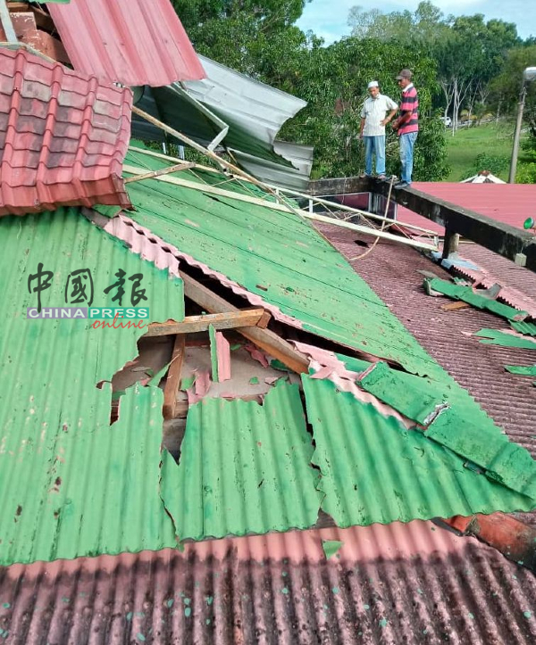 祈祷室除了部分屋顶被风掀起，一些屋瓦也破损。