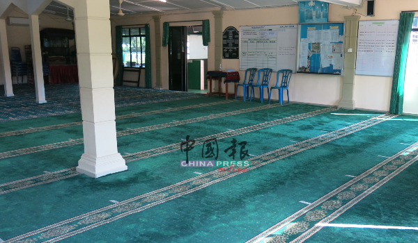 祈祷室地毯全被雨水淋湿。