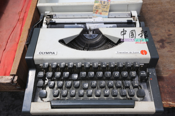 早期的打字机是用以代替手工书写文件，如今已被先进的电脑及复印机取代。