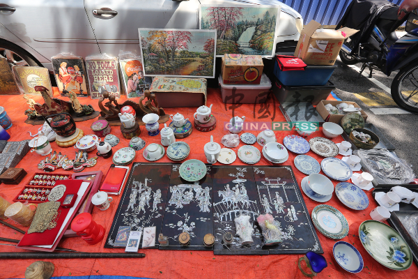 现场也有不少具有民族文化的陶瓷器皿及文化物品叫卖。