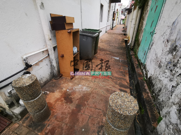 进入后巷的入口处，是垃圾桶、大件垃圾及难闻的污水。