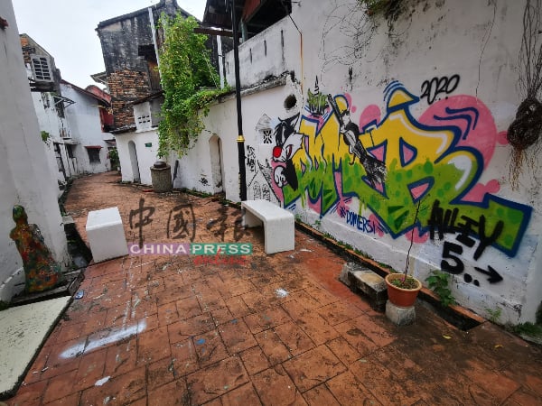 古色古香的后巷墙壁遭不明人士涂鸦。