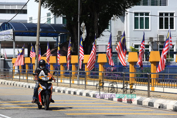 圣母小学围篱插满国旗，迎接8月31日的国庆日到来。