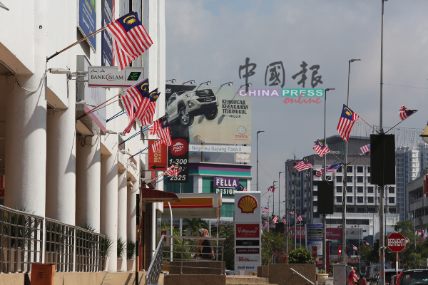马六甲水务公司大厦门外也挂满不少国旗。