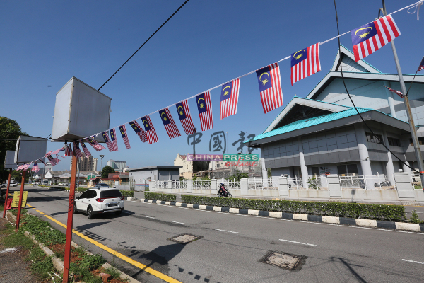 市区的某一间餐馆也在路边挂上国旗迎接国庆日。
