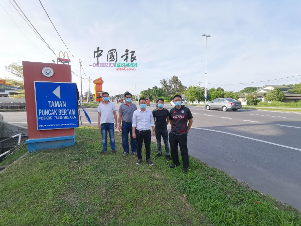 高启尧（右起）、林武隆、高启尧、吴锦威及刘进鸿盼有关当局关注柏淡岭花园出入口交通情况。