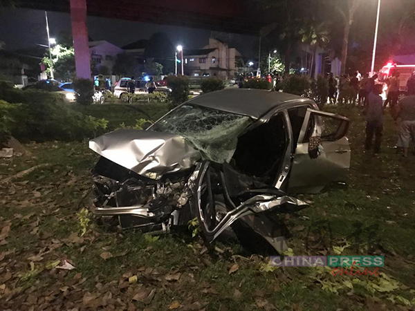国产Axia轿车严重毁损，坐在司机座旁的女乘客被当场夹毙。