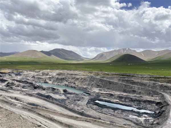 图为聚乎更矿区一井田煤矿非法开采后伤痕累累的山体。