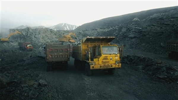 聚乎更矿区一井田煤矿非法开采现场。
