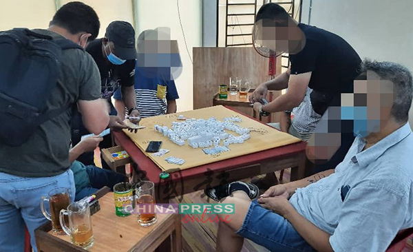 警方根据情报，逮捕29名聚赌打麻将人士，包括主办赌局的60岁华裔老翁。