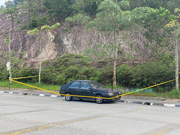 死者的轿车停在武吉宾当住宅区入口处。