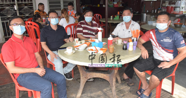 李翰霖（左起）、蔡求伟、戴佛淞、郑榕及周毅生了解有关甲德林达军营3人受感染情况。