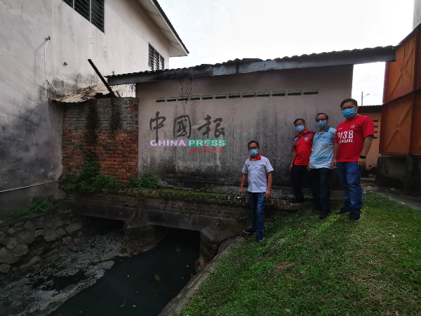 刘志良（左起）促请甲州水利灌溉局调查建筑物的合法性。右起为朱智威、李祥生及陈劲源。