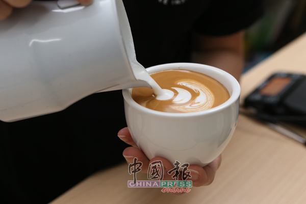 辜俊贤研究以多种咖啡豆，烘焙出专属的咖啡风味。