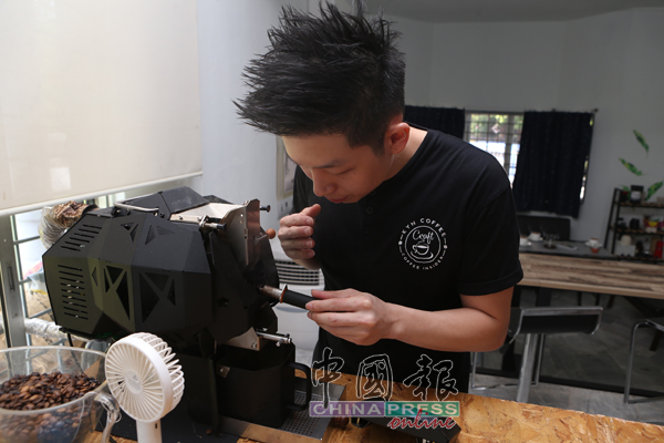 烘焙咖啡机中小铁管，可以检测机内咖啡豆的色泽和香味，帮助烘焙师掌握制作时机。