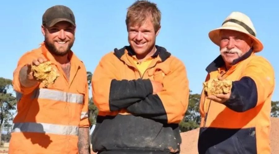 两名来自澳洲南部的掏金客，在一座历史悠久的金矿区发现两块价值共35万澳元的巨大金块。
