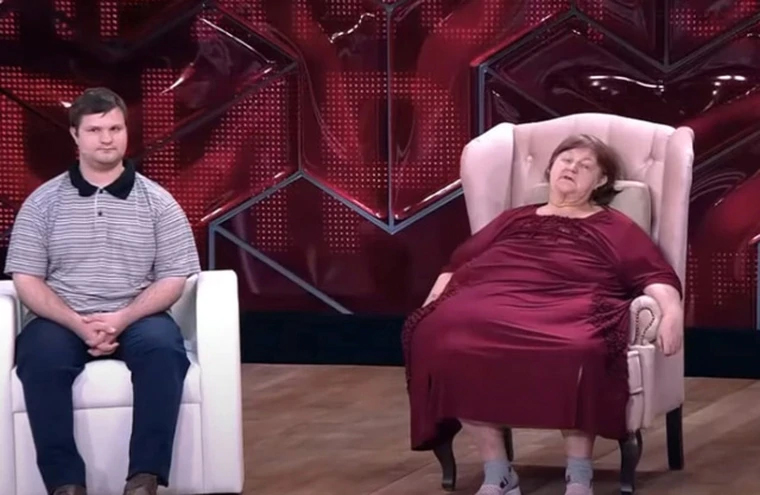 在上电视节目时，儿子亚力克西(左)承认，不想再照顾妈妈了