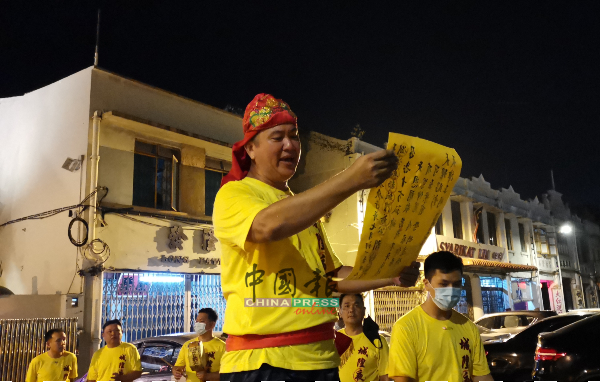 王志忠在湖海殿前念出榜文，向“好兄弟”宣布城隍爷接受禀报冤屈。