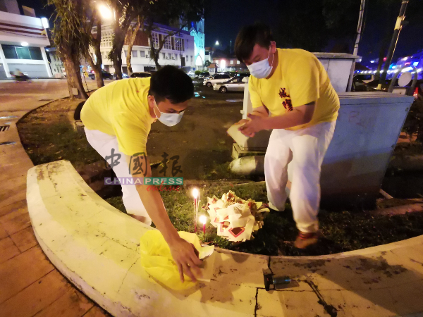 理事们在城隍爷指定地点进行路祭，焚烧金纸打赏鬼魂。