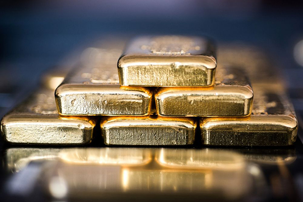 分析师认为，若国人看好国际金价走高，应直接购买实体黄金，而不是购买黄金股。图:彭博社