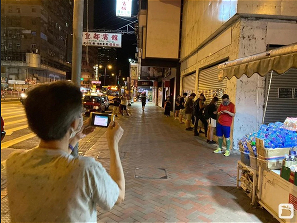 亚皆老街路口的报摊，凌晨1 时许已有民众排队，等着购买周二的香港《苹果日报》。