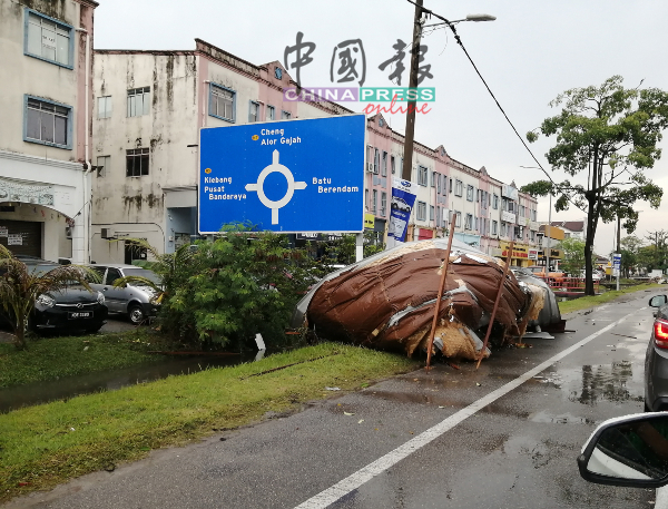 一大片屋頂被吹至路旁。