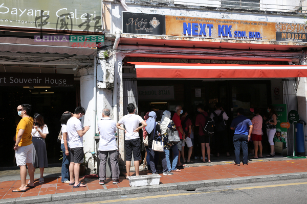 世遗区不少网红餐饮店的门口挤满人潮排队等待进入。