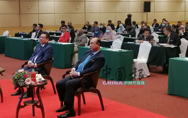 甲首长（左起）及哈欣哈山出席“进步、繁荣马六甲”研讨会。