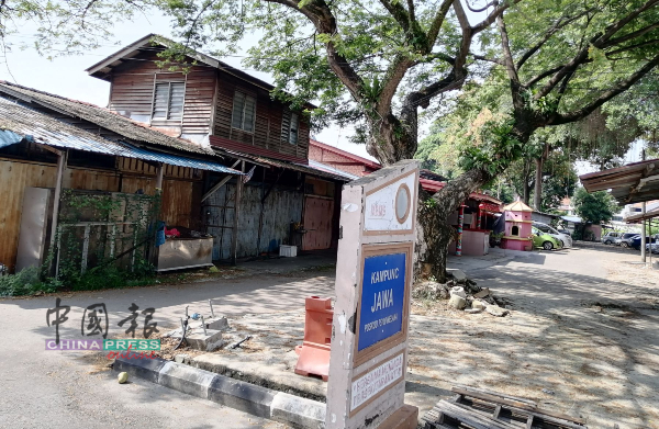 甘榜爪哇木屋区合租单位，以及空置多年的两排店面单位，将被拆除。
