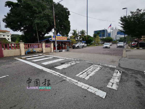 甲市陈齐贤路的斑马线已模糊不清，但由于为不设有倒数器，因此没有相关工程下获得提升。