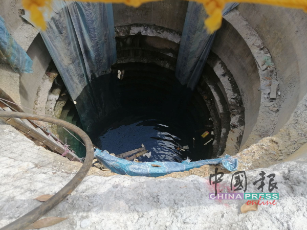 配合中央排污系统工程的进行，路面上挖掘了10多尺深的大洞。