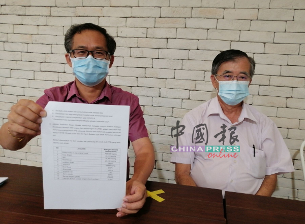 刘志良（左）说，甲卫生局在疫情期间动用4800名人手抗疫，右为陈劲源。