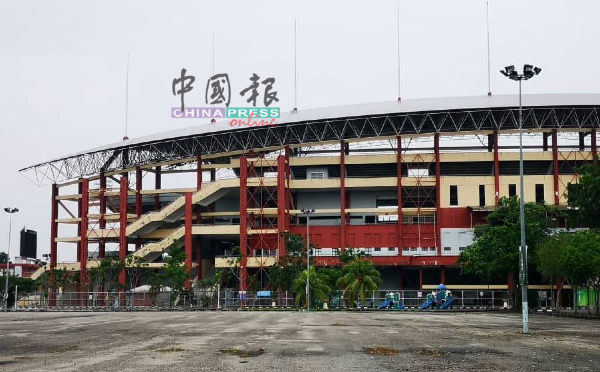 汉惹拔体育场内有多个体育馆，皆有待维修。